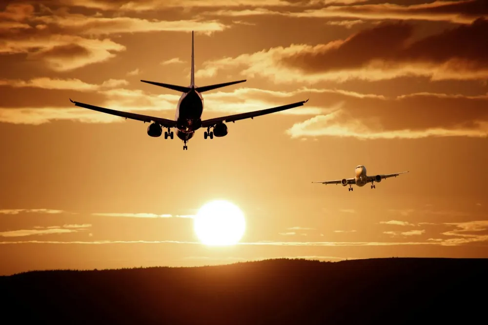 Avions et couché de soleil